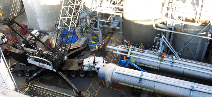 Greenberry installing the oxygen delignification vessel at Weyerhaeuser.